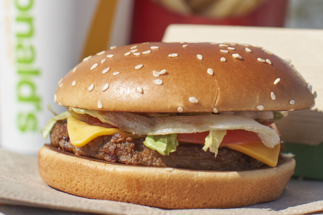 Una hamburguesa de McDonald's. Una hamburguesa de McDonald's.
