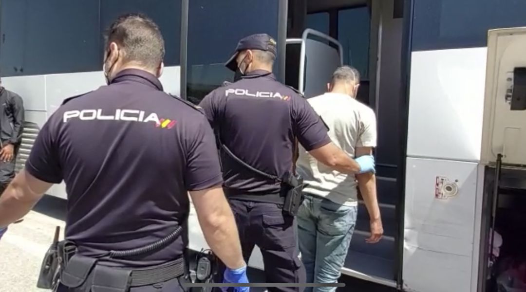 Dos agentes de la Policía Nacional acompañan a uno de los tripulantes subiendo al autobús Dos agentes de la Policía Nacional acompañan a uno de los tripulantes subiendo al autobús