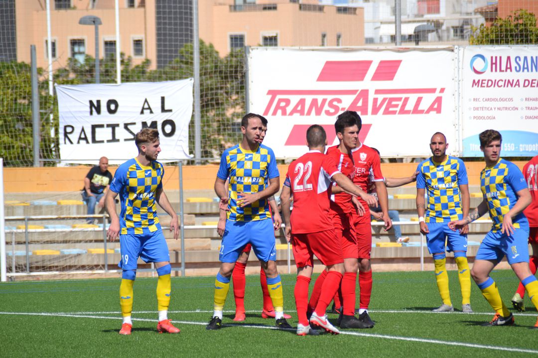 Jugadores del Dénia y Pego durante un partido. Jugadores del Dénia y Pego durante un partido.