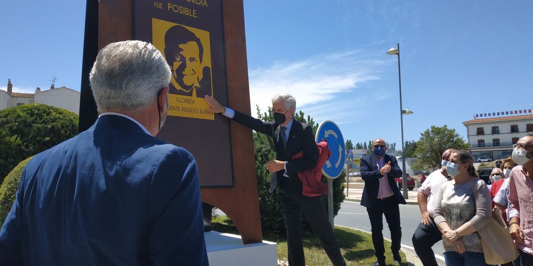 Adolfo Suarez Illana inaugura la rotonda en homenaje a su padre y expresidente del gobierno Adolfo Suarez. Adolfo Suarez Illana inaugura la rotonda en homenaje a su padre y expresidente del gobierno Adolfo Suarez.
