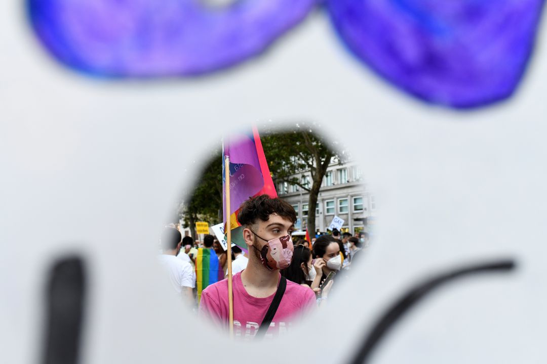 Un joven con una bandera en una imagen de archivo de 2020. Un joven con una bandera en una imagen de archivo de 2020.
