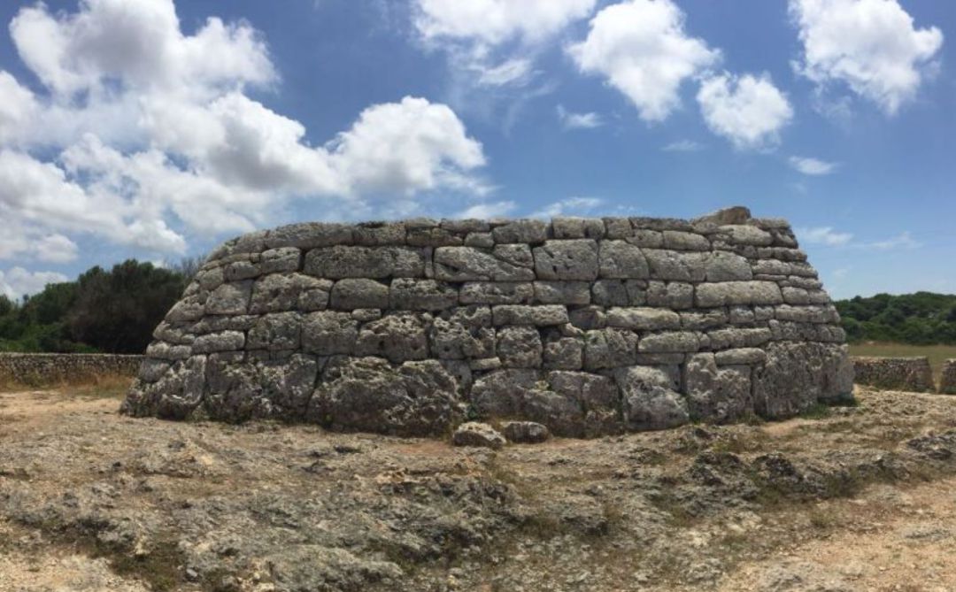 La Naveta des Tudons forma part de la candidatura de la Menorca Talaiòtica a Patrimoni de la Humanitat per la Unesco. La Naveta des Tudons forma part de la candidatura de la Menorca Talaiòtica a Patrimoni de la Humanitat per la Unesco.