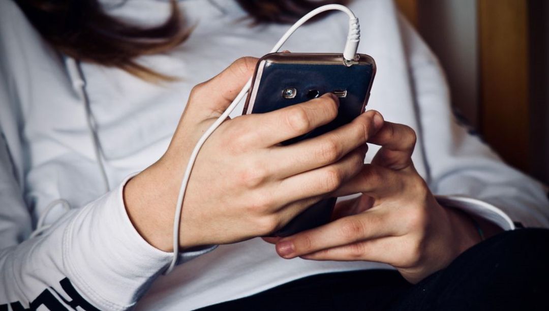 Una niña utilizando un teléfono móvil. Una niña utilizando un teléfono móvil.