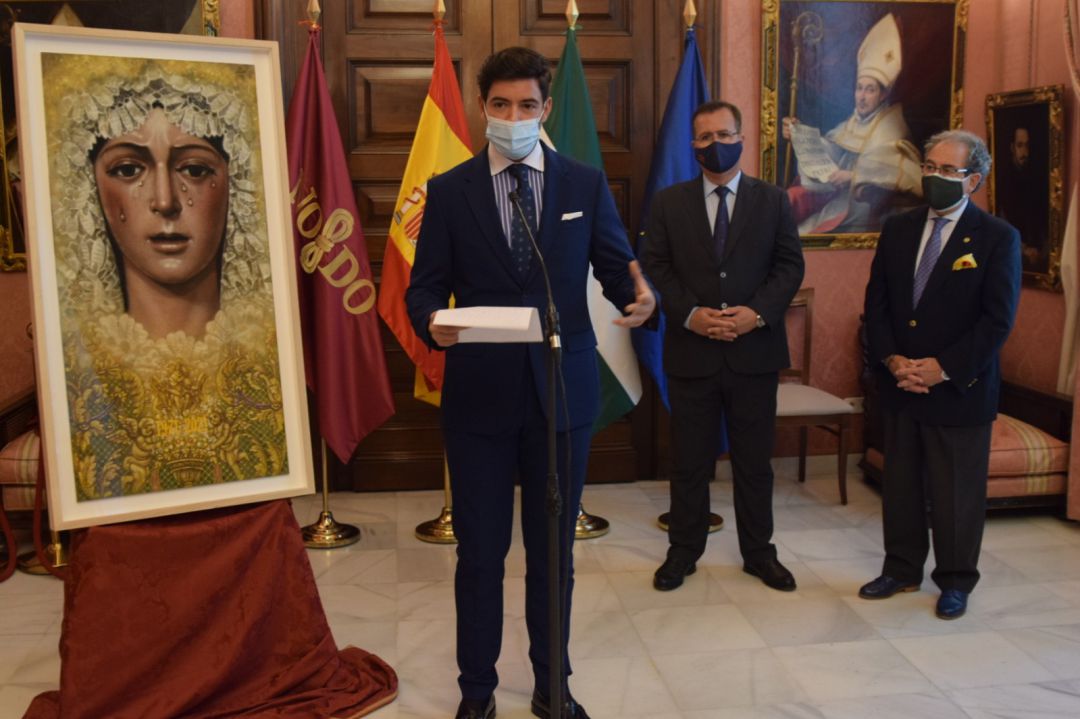 El joven pintor Manuel Peña Suárez explica su obra ante la mirada de Juan Carlos Cabrera, delegado municipal de Fiestas Mayores, y José Antonio Fernández Cabrero, hermano mayor de La Macarena El joven pintor Manuel Peña Suárez explica su obra ante la mirada de Juan Carlos Cabrera, delegado municipal de Fiestas Mayores, y José Antonio Fernández Cabrero, hermano mayor de La Macarena