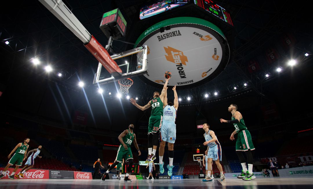 Imagen de un partido entre ambos equipos en el Buesa Arena Imagen de un partido entre ambos equipos en el Buesa Arena