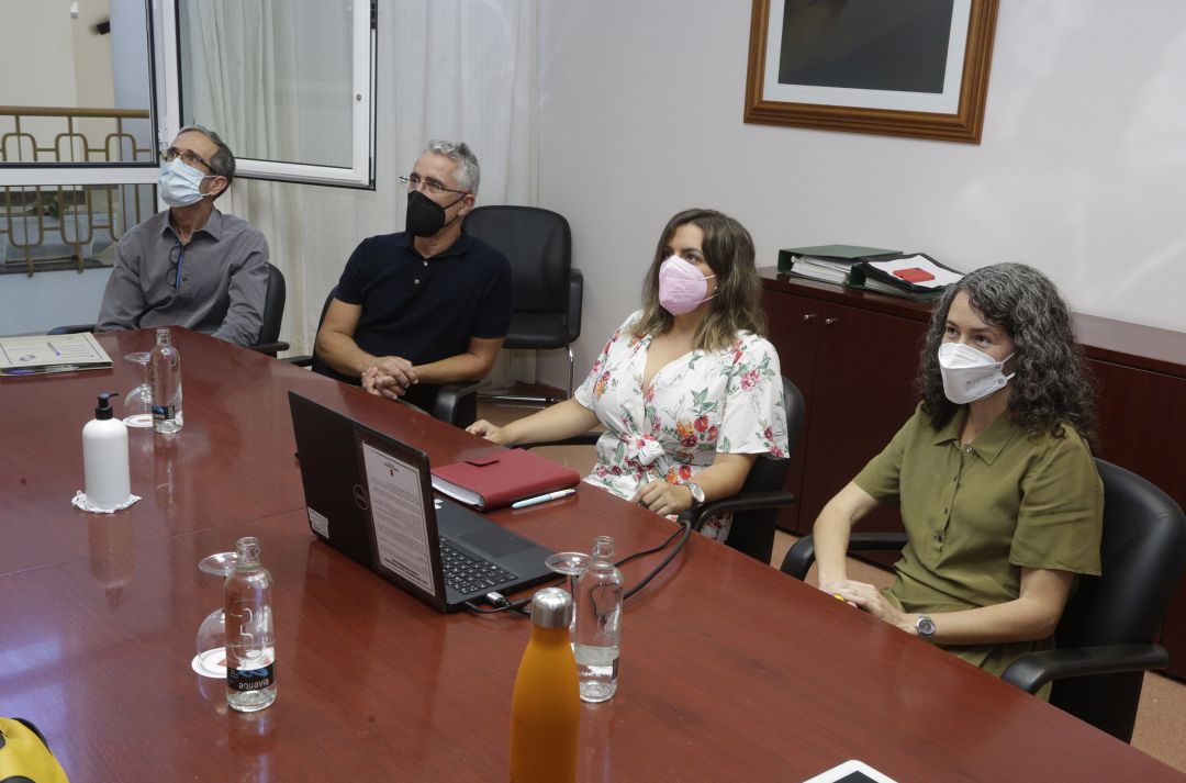 Ariagona González y Paula Corujo, consejeras de la Reserva de la Biosfera y del Centro de Datos del Cabildo de Lanzarote, junto a Miguel Ángel Martín, director del propio centro, y Quino Miquelez, técnico de la Oficina de la Reserva de la Biosfera. Ariagona González y Paula Corujo, consejeras de la Reserva de la Biosfera y del Centro de Datos del Cabildo de Lanzarote, junto a Miguel Ángel Martín, director del propio centro, y Quino Miquelez, técnico de la Oficina de la Reserva de la Biosfera.