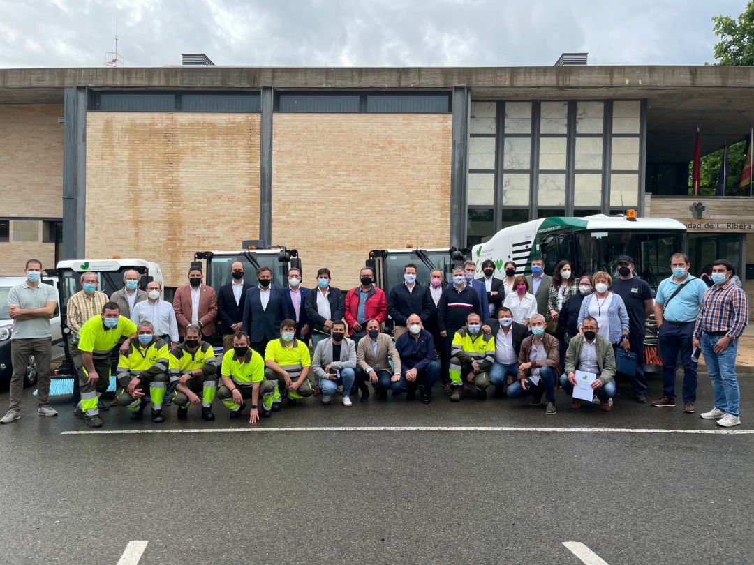 Trabajadores, responsables de las empresas y ayuntamientos participantes en el contrato de limpieza mancomunada Trabajadores, responsables de las empresas y ayuntamientos participantes en el contrato de limpieza mancomunada