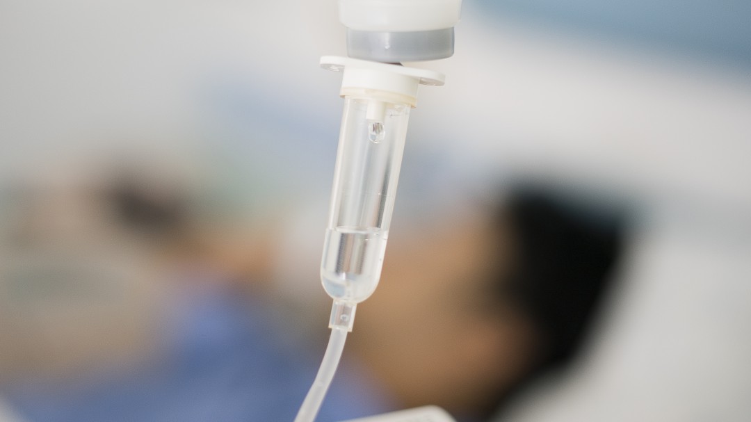 Se me saltan las lágrimas: la emotiva historia de un sanitario y un niño de 3 años que conmueve a las redes