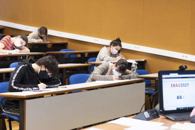 Varios alumnos realizan la prueba de la EBAU en Murcia, la primera región en comenzar los exámenes de acceso a la universidad en 2021 Varios alumnos realizan la prueba de la EBAU en Murcia, la primera región en comenzar los exámenes de acceso a la universidad en 2021
