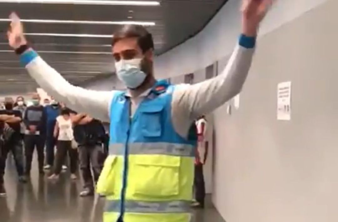 Jorge, el sanitario del servicio de emergencias 112, durante su aplaudido discurso Jorge, el sanitario del servicio de emergencias 112, durante su aplaudido discurso