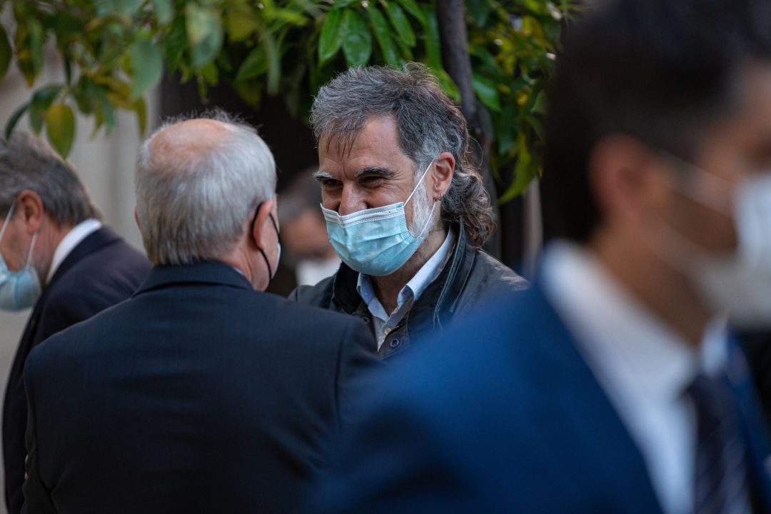 El expresidente de la Generalitat, José Montilla (i), habla con el presidente de Òmnium Cultural, Jordi Cuixart (c), durante la toma de posesión de Pere Aragonès como presidente de la Generalitat El expresidente de la Generalitat, José Montilla (i), habla con el presidente de Òmnium Cultural, Jordi Cuixart (c), durante la toma de posesión de Pere Aragonès como presidente de la Generalitat