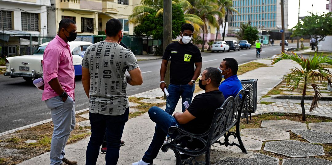 Integrantes de la selección cubana de béisbol esperan solicitar sus visas frente a la Embajada de Estados Unidos en La Habana para asistir al Torneo Clasificatorio Olímpico de Béisbol, el 20 de mayo de 2021 Integrantes de la selección cubana de béisbol esperan solicitar sus visas frente a la Embajada de Estados Unidos en La Habana para asistir al Torneo Clasificatorio Olímpico de Béisbol, el 20 de mayo de 2021
