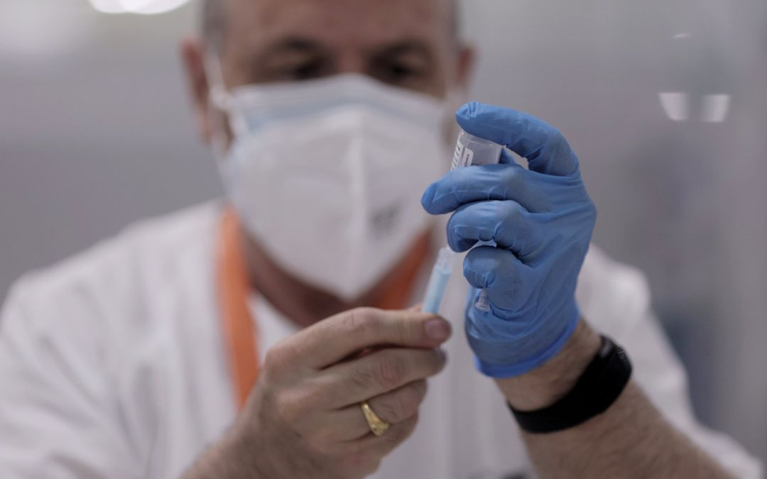 Un sanitario sostiene una vacuna contra el Covid-19. Un sanitario sostiene una vacuna contra el Covid-19.
