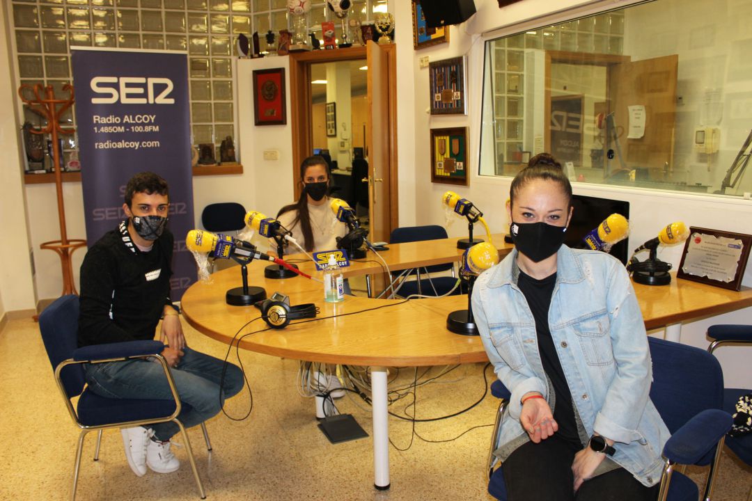 Sonia Canales, Daniel Cardó y Carla Domínguez, en el estudio de Radio Alcoy Sonia Canales, Daniel Cardó y Carla Domínguez, en el estudio de Radio Alcoy