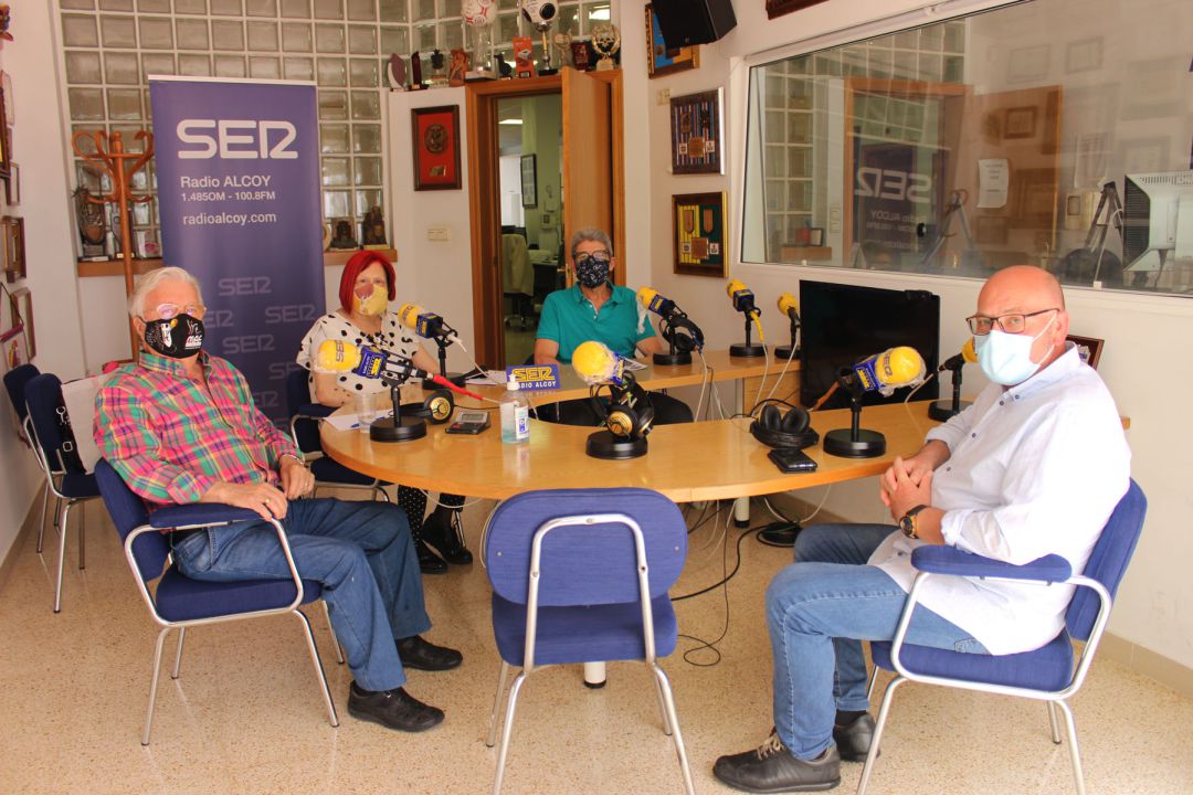 Paco Aznar, Macu García, Ferran Mengual y José Luis Llopis, en el estudio de Radio Alcoy Paco Aznar, Macu García, Ferran Mengual y José Luis Llopis, en el estudio de Radio Alcoy