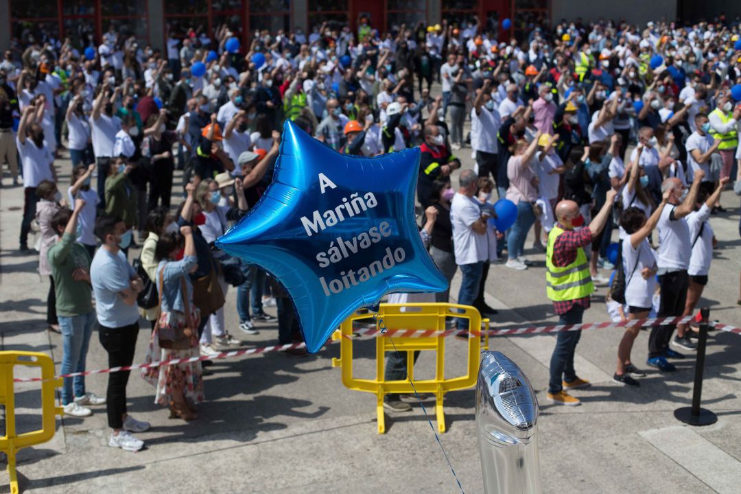 Varias personas participan en una concentración en conmemoración del año de “lucha” por la planta de aluminio y los puestos de trabajo de Alcoa San Cervo, en la Praza do Concello de Xove, a 30 de mayo de 2021, en Xove, Lugo, Galicia (España) Varias personas participan en una concentración en conmemoración del año de “lucha” por la planta de aluminio y los puestos de trabajo de Alcoa San Cervo, en la Praza do Concello de Xove, a 30 de mayo de 2021, en Xove, Lugo, Galicia (España)