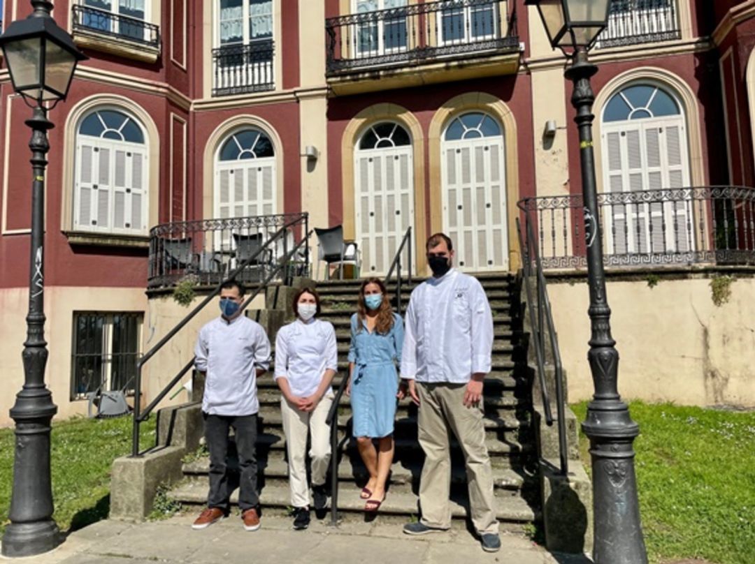 La concejala de Promoción Económica, Turismo y Comercio, María Serrano, junto con los representantes de los bares Rafael, Tatapas y Badia, Iosu Carrión, Adur Arrieta y Amaia Urdangarin La concejala de Promoción Económica, Turismo y Comercio, María Serrano, junto con los representantes de los bares Rafael, Tatapas y Badia, Iosu Carrión, Adur Arrieta y Amaia Urdangarin