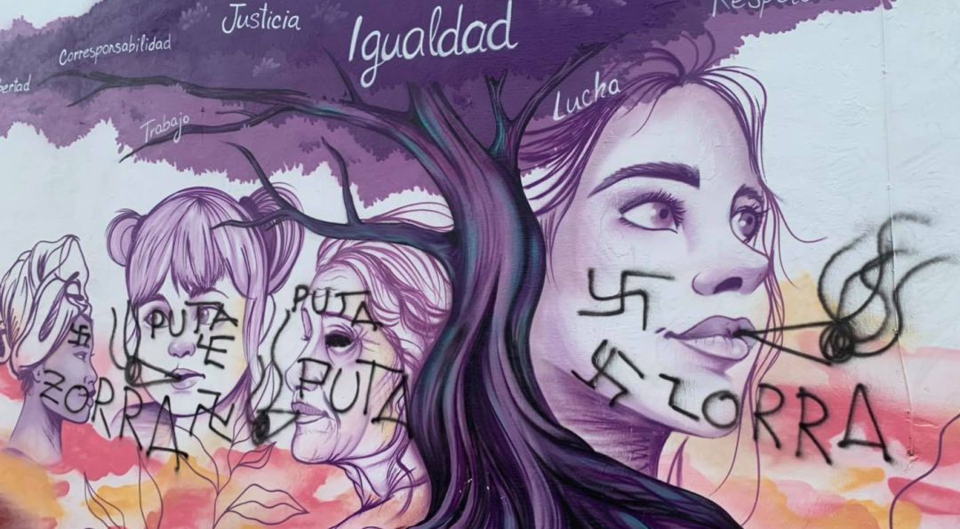 Mural '8 marzo' destrozado con insultos y pintadas. Mural '8 marzo' destrozado con insultos y pintadas.