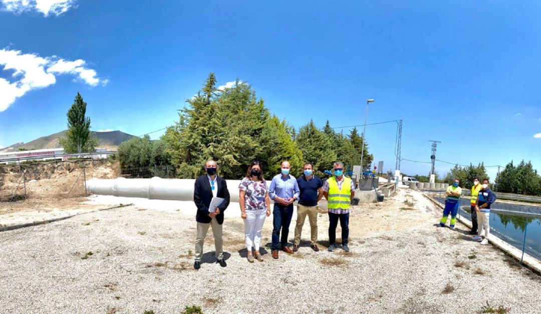 Diputado provincial de Servicios Municipales, José Luis Hidalgo, en el centro, junto a la alcaldesa y técnicos de la Diputación y de la empresa que ejcuta la obra, delante de la tuberia de grandes dimensiones Diputado provincial de Servicios Municipales, José Luis Hidalgo, en el centro, junto a la alcaldesa y técnicos de la Diputación y de la empresa que ejcuta la obra, delante de la tuberia de grandes dimensiones