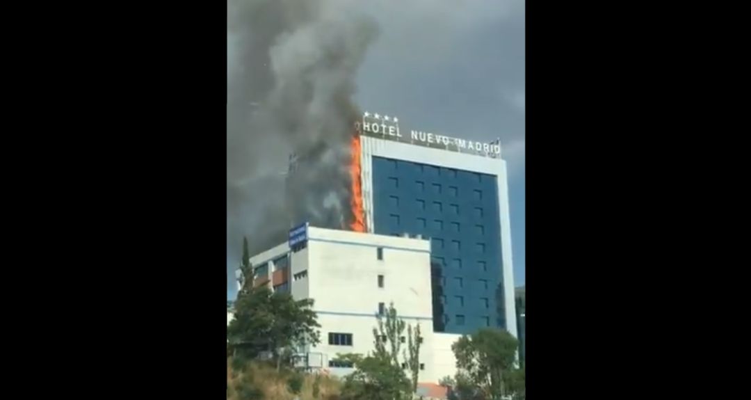 Captura de uno de los vídeos en redes que muestra las llamas en el hotel matrileño. Captura de uno de los vídeos en redes que muestra las llamas en el hotel matrileño.