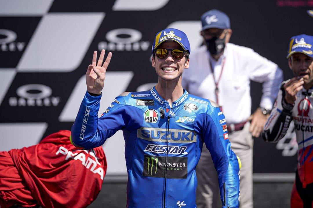 .Mir Joan (spa), Team Suzuki Ecstar, Suzuki GSX-RR, portrait celebrates his third place during the 2021 Moto GP Gran Premio d'Italia Oakley, Italian Grand Prix from May 28 to 30, 2021 on Autodromo Internazionale del Mugello, in Italy - Photo Studio Milagro / DPPI
AFP7
.Mir Joan (spa), Team Suzuki Ecstar, Suzuki GSX-RR, portrait celebrates his third place during the 2021 Moto GP Gran Premio d'Italia Oakley, Italian Grand Prix from May 28 to 30, 2021 on Autodromo Internazionale del Mugello, in Italy - Photo Studio Milagro / DPPI
AFP7