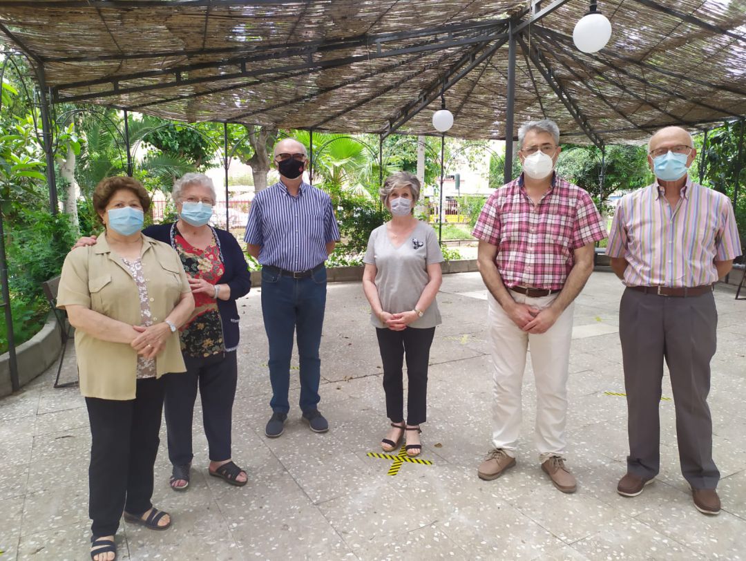 Basilio Camacho, Dtor del Centro Social Murcia II (con camisa de cuadros) junto a varios usuarios en la pérgola donde se organizan los talleres al aire libre Basilio Camacho, Dtor del Centro Social Murcia II (con camisa de cuadros) junto a varios usuarios en la pérgola donde se organizan los talleres al aire libre