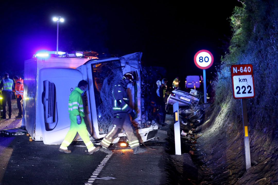 Miembros de la Guardia Civil y de Protección Civil en el lugar del accidente entre un turismo y un camión en el que han perdido la vida los tres jóvenes que viajaban en el automóvil y herido el conductor del camión, hoy miércoles en el Km 222 de la N640 a su paso por Caldas de Reis, Pontevedra Miembros de la Guardia Civil y de Protección Civil en el lugar del accidente entre un turismo y un camión en el que han perdido la vida los tres jóvenes que viajaban en el automóvil y herido el conductor del camión, hoy miércoles en el Km 222 de la N640 a su paso por Caldas de Reis, Pontevedra