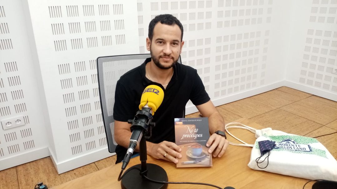 Daniel González Rojas ha presentado su primera novela en Radio Sevilla Daniel González Rojas ha presentado su primera novela en Radio Sevilla