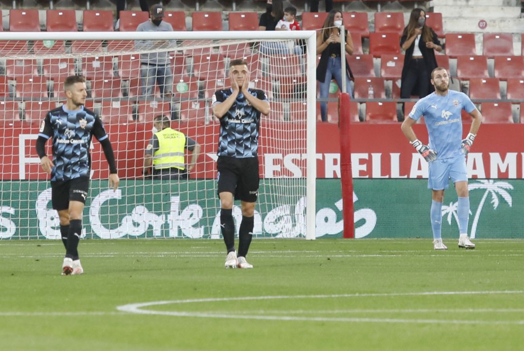 Desesperación en un Almería que encajó dos goles en cinco minutos. Desesperación en un Almería que encajó dos goles en cinco minutos.