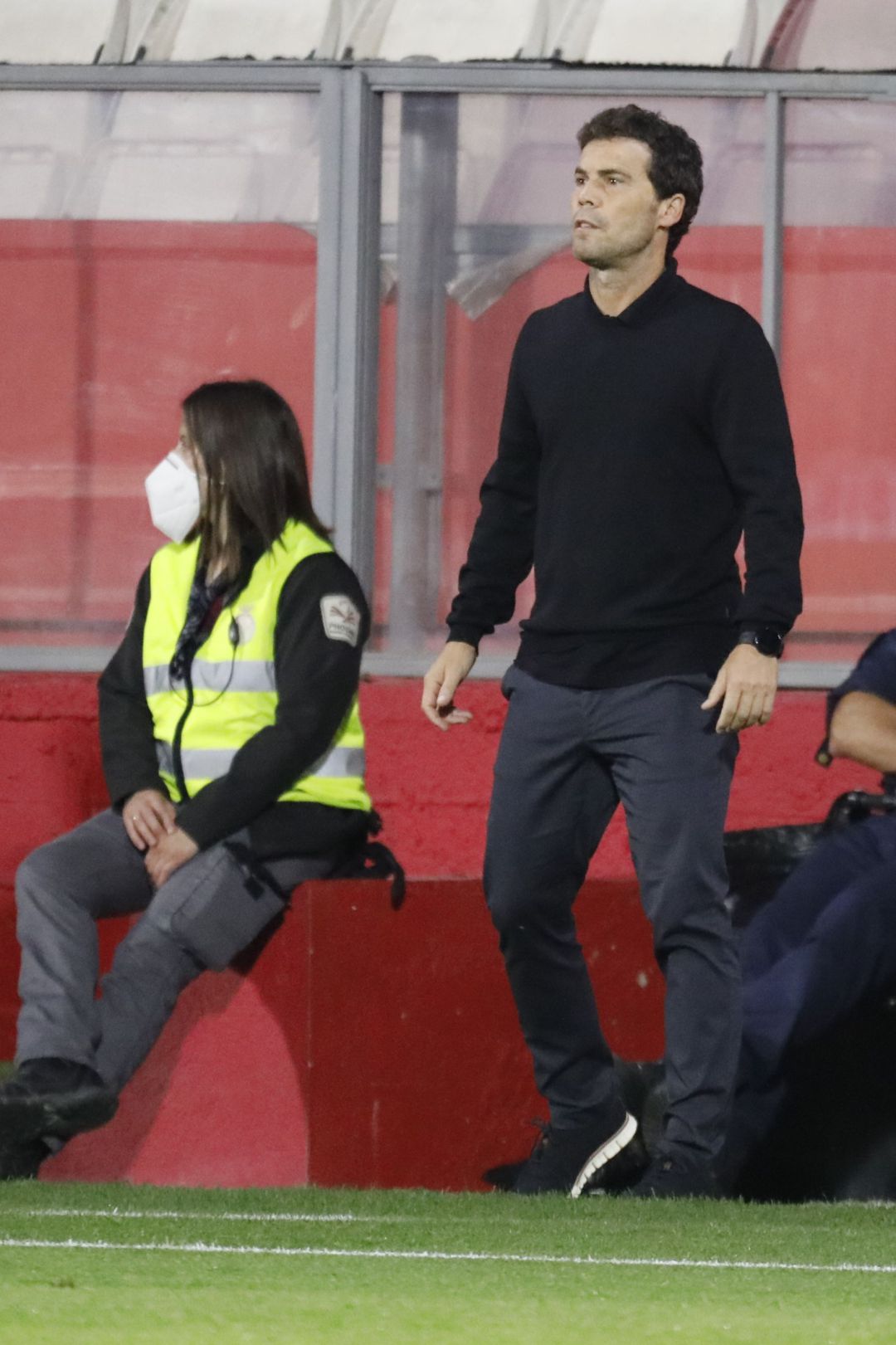 Rubi no daba crédito al mal partido del Almería. Rubi no daba crédito al mal partido del Almería.