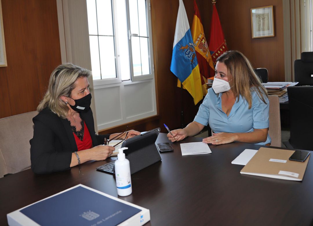 Alicia Vanoostende, consejera de Agricultura, Ganadería y Pesca del Gobierno de Canarias, junto a la presidenta del Cabildo de Lanzarote, María Dolores Corujo. Alicia Vanoostende, consejera de Agricultura, Ganadería y Pesca del Gobierno de Canarias, junto a la presidenta del Cabildo de Lanzarote, María Dolores Corujo.