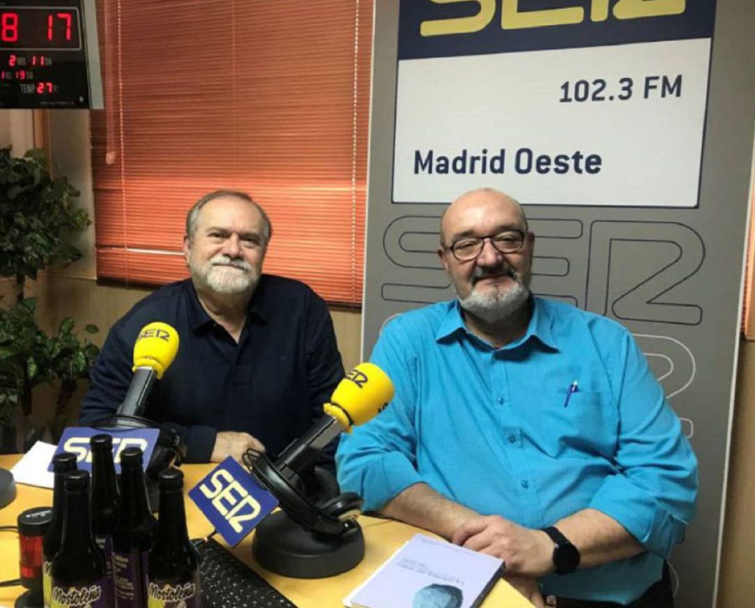 Fotografía de archivo de los escritores José Luis Labad y Gonzalo Arjona Fotografía de archivo de los escritores José Luis Labad y Gonzalo Arjona