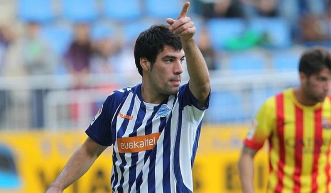Manu con una de las múltiples camisetas que ha vestido en Vitoria. Manu con una de las múltiples camisetas que ha vestido en Vitoria.