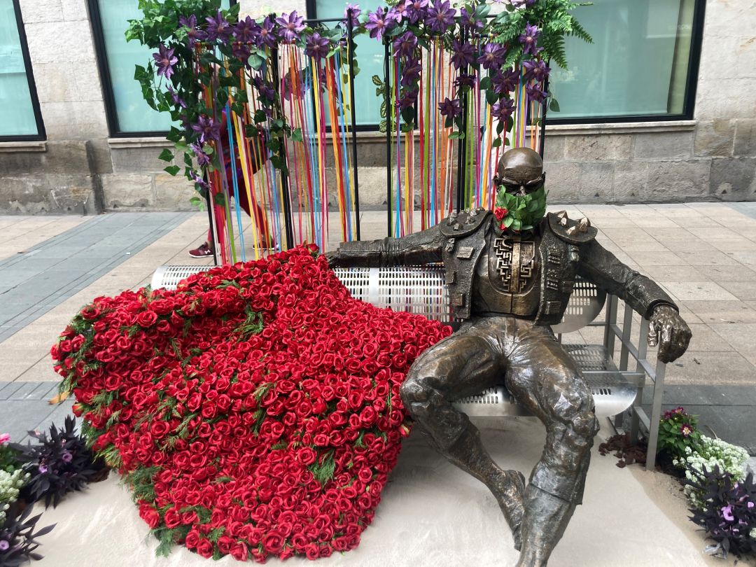 El Torero de la calle Dato, entre otros monumentos de la ciudad, luce nuevos adornos florales hasta el 10 de junio El Torero de la calle Dato, entre otros monumentos de la ciudad, luce nuevos adornos florales hasta el 10 de junio