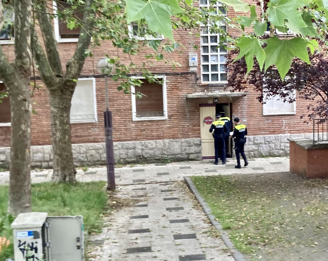 Tres agentes de la policia municipal de Vitoria notifican a los vecinos de Olárizu su deber de desalojar Tres agentes de la policia municipal de Vitoria notifican a los vecinos de Olárizu su deber de desalojar