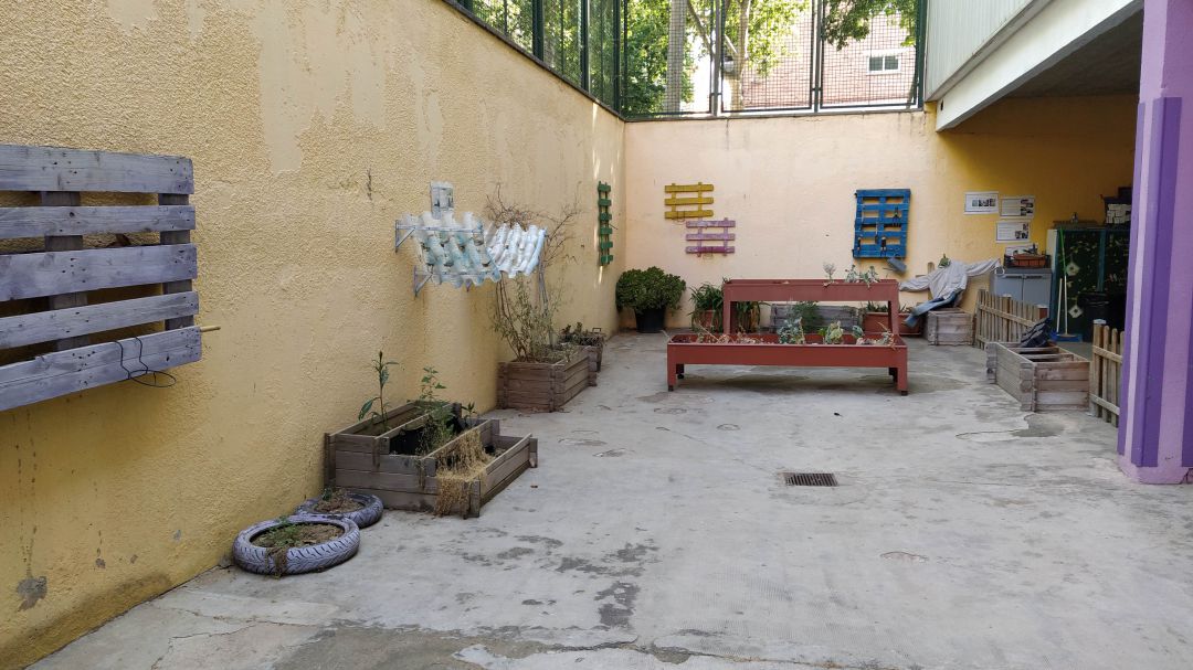 Es reformaran 12 patis escolars –2 més dels que estaven previstos inicialment- amb una inversió de 2’5 milions d’euros per part de l’Ajuntament de Barcelona Es reformaran 12 patis escolars –2 més dels que estaven previstos inicialment- amb una inversió de 2’5 milions d’euros per part de l’Ajuntament de Barcelona