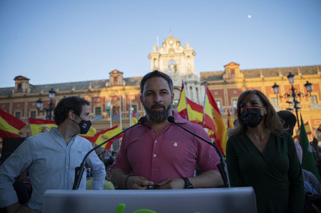 El presidente nacional de Vox, Santiago Abascal, junto a la portavoz nacional de Vox, Patricia Rueda durante una manifestación "en defensa de nuestras fronteras" frente al Palacio de San Telmo. En Sevilla (Andalucía), a 23 de mayo de 2021. El presidente nacional de Vox, Santiago Abascal, junto a la portavoz nacional de Vox, Patricia Rueda durante una manifestación "en defensa de nuestras fronteras" frente al Palacio de San Telmo. En Sevilla (Andalucía), a 23 de mayo de 2021.