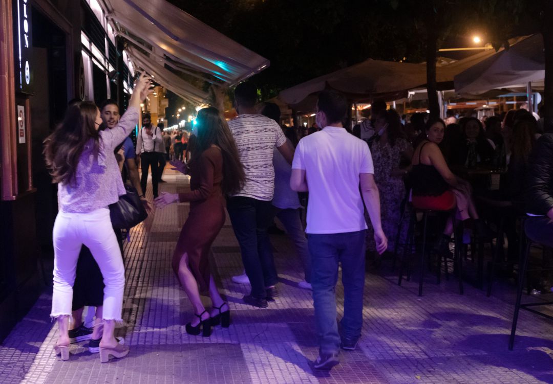 Varias personas en la terraza de un bar en la primera noche sin toque de queda tras el fin del estado de alarma en Sevilla. Varias personas en la terraza de un bar en la primera noche sin toque de queda tras el fin del estado de alarma en Sevilla.