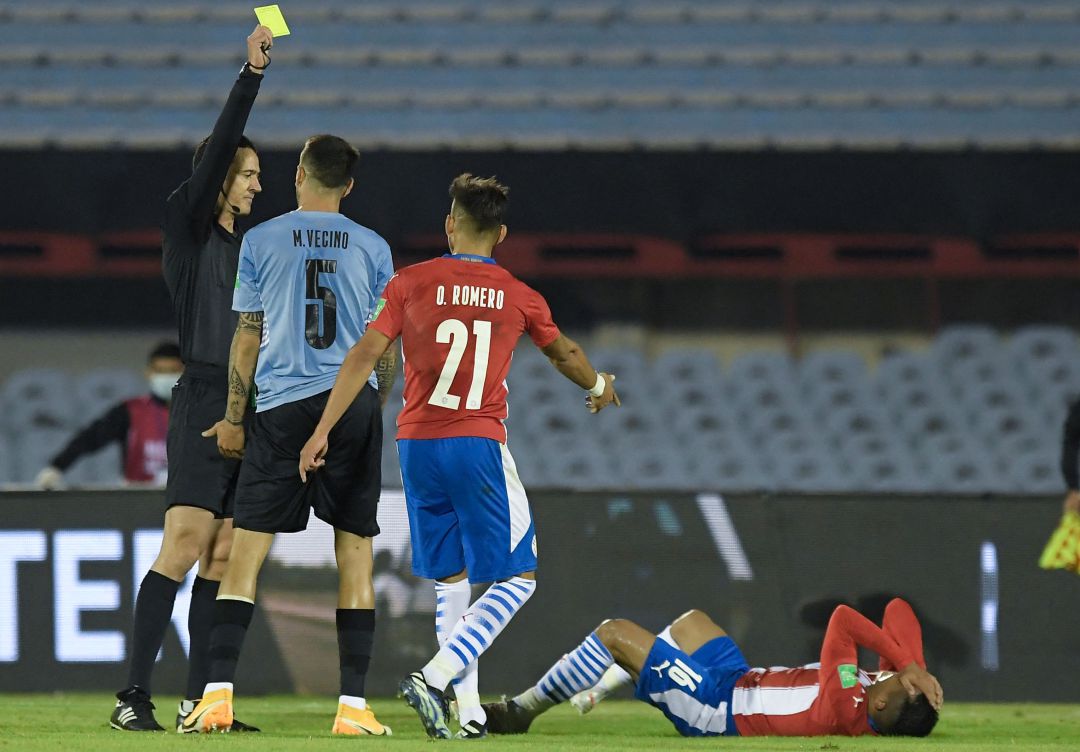 Miguel Roldán amonestando a Matías Vecino, centrocampista de Uruguay Miguel Roldán amonestando a Matías Vecino, centrocampista de Uruguay