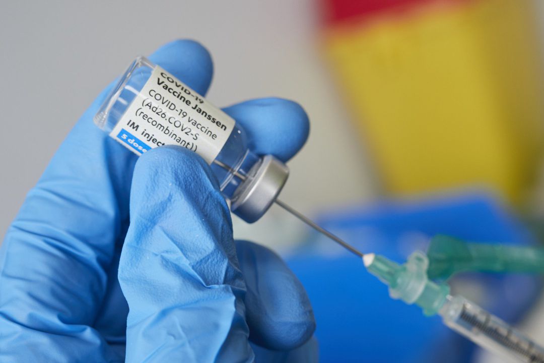Una profesional sanitaria sostiene un vial con la vacuna de Janssen contra el Covid-19. Una profesional sanitaria sostiene un vial con la vacuna de Janssen contra el Covid-19.