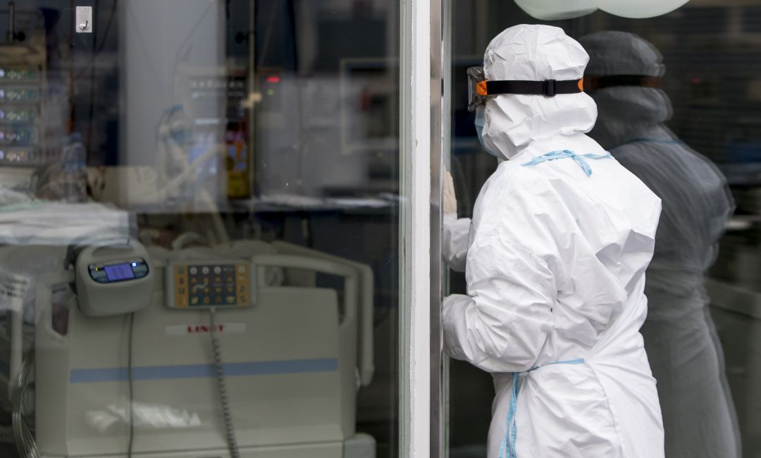 La imagen de un sanitario en plena pandemia. La imagen de un sanitario en plena pandemia.