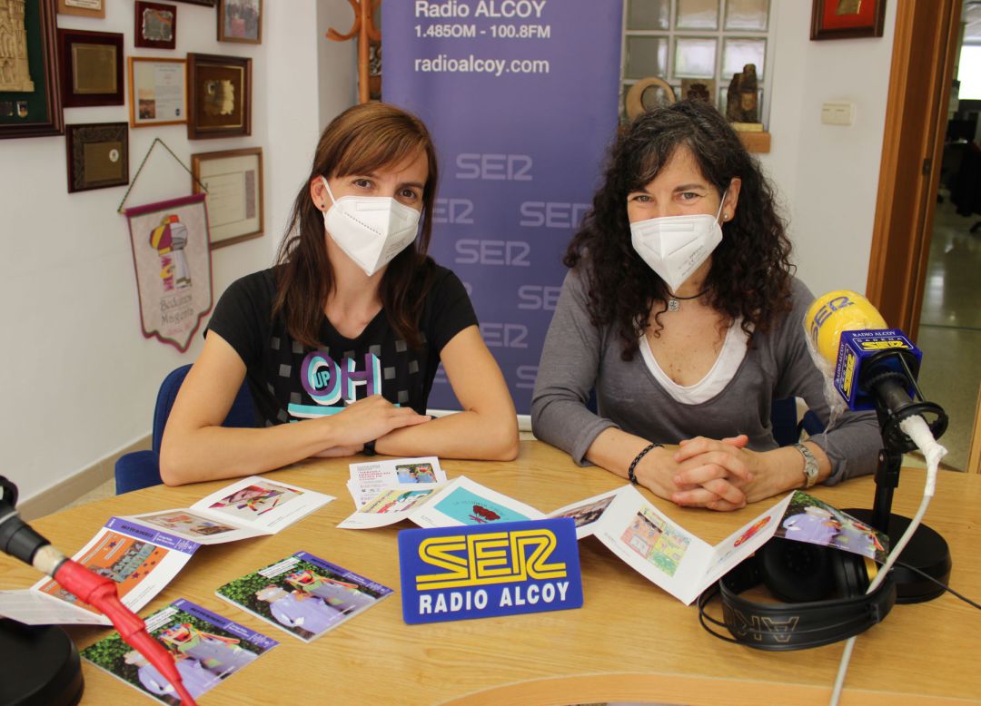 María José Nadal i Raquel Muñoz en l'estudi central de Radio Alcoy amb els fullets explicatius de l'exposició María José Nadal i Raquel Muñoz en l'estudi central de Radio Alcoy amb els fullets explicatius de l'exposició