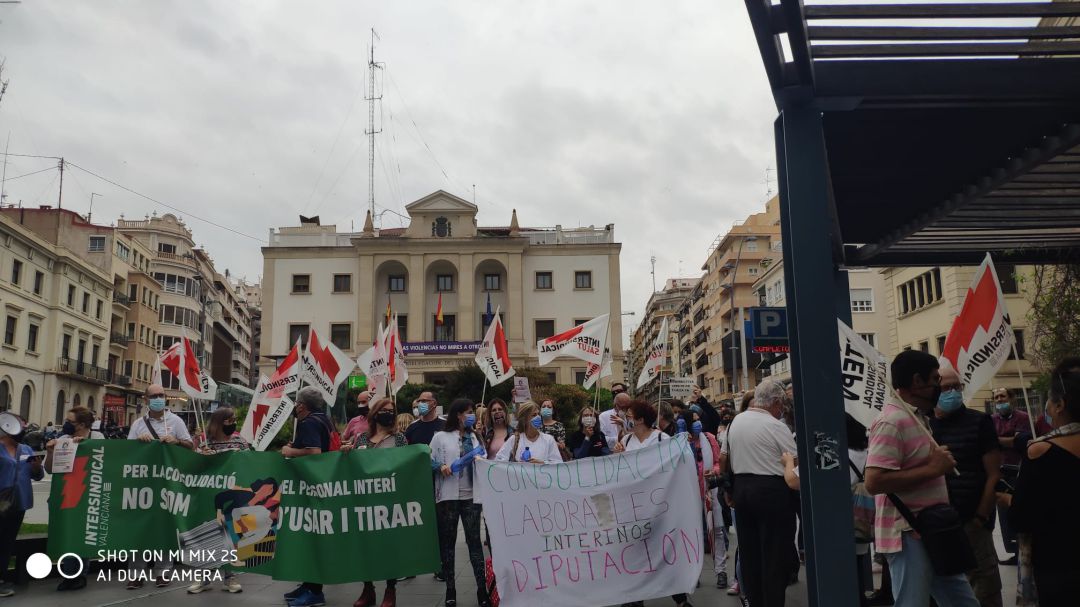 Concentración esta mañana de trabajadores interinos ante la Subdelegación de Gobierno de Alicante. Concentración esta mañana de trabajadores interinos ante la Subdelegación de Gobierno de Alicante.