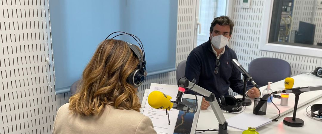 Martín Fernández Prado en los estudios de Radio Coruña Martín Fernández Prado en los estudios de Radio Coruña