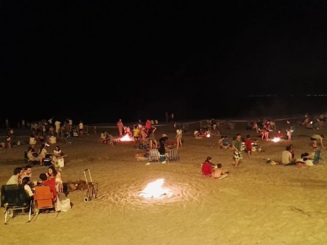 Celebración de San Juan en la playa Celebración de San Juan en la playa