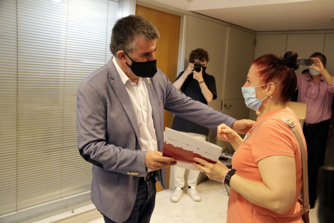 L'alcalde de Salt, Jordi Viñas, en el moment d'entregar la documentació d'un dels pisos L'alcalde de Salt, Jordi Viñas, en el moment d'entregar la documentació d'un dels pisos
