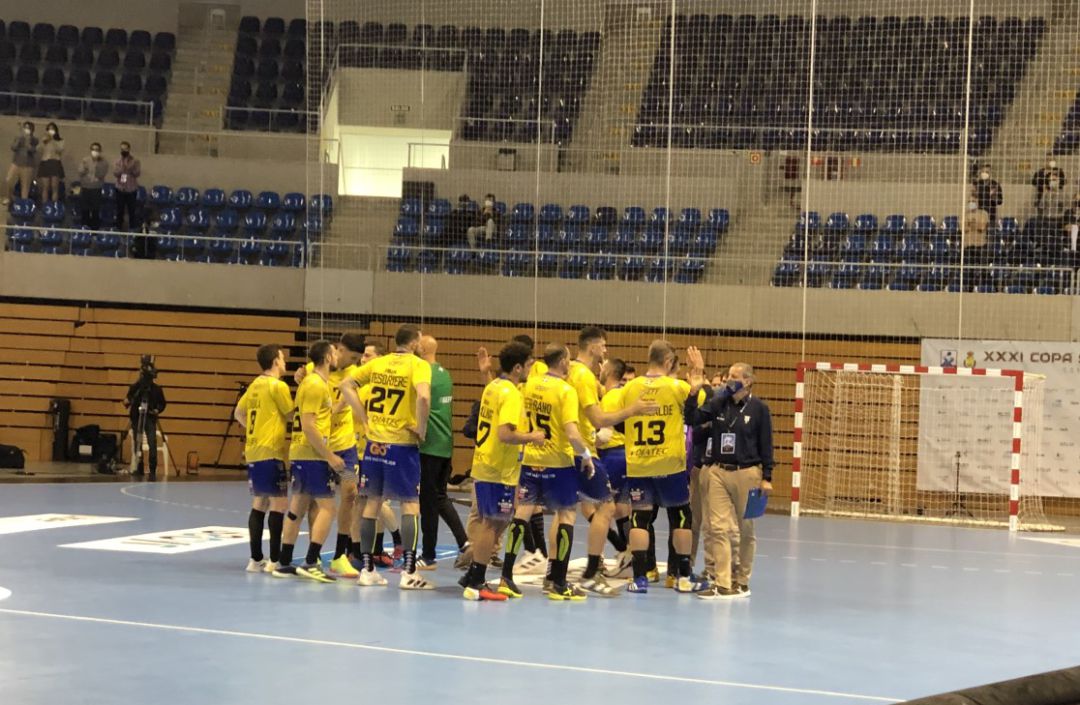 Los jugadores de Bidasoa se animan tras ser eliminados en semifinales Los jugadores de Bidasoa se animan tras ser eliminados en semifinales