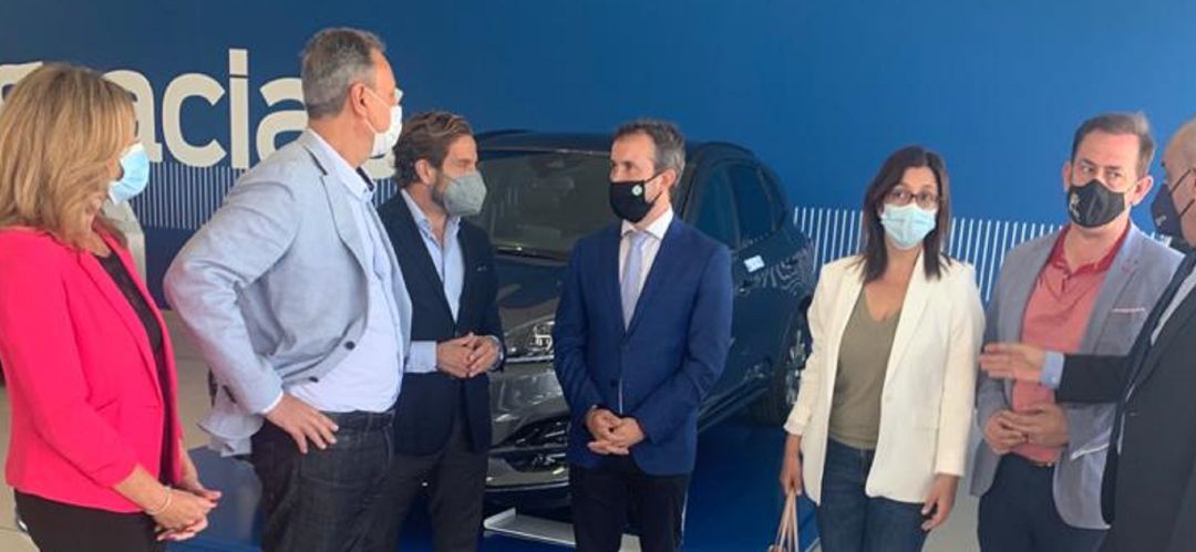 El alcalde de Jaén, Julio Millán, junto a la primera teniente de alcalde, África Colomo, felicitan a los responsables del concesionario Ford Jaén-Pérez Marín Motor, por el galardón recibido. El alcalde de Jaén, Julio Millán, junto a la primera teniente de alcalde, África Colomo, felicitan a los responsables del concesionario Ford Jaén-Pérez Marín Motor, por el galardón recibido.