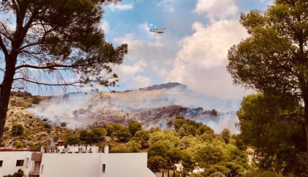 Medios del INFOCA trabajan en el incendio declarado en el paraje El Mercadillo de Cambil. Medios del INFOCA trabajan en el incendio declarado en el paraje El Mercadillo de Cambil.