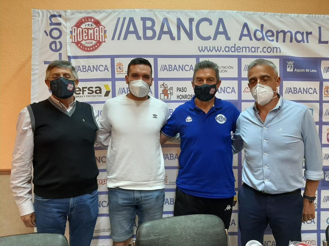 Carrillo, junto a Cadenas y Cayetano Franco en la comparecencia de despedida Carrillo, junto a Cadenas y Cayetano Franco en la comparecencia de despedida